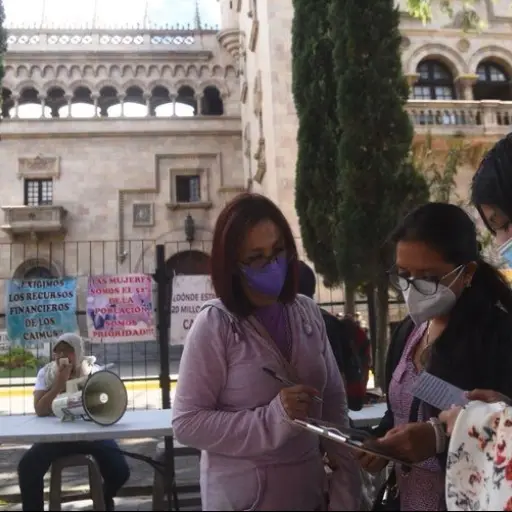 Recolección de firmas frente a Gobernación. / Foto: Omar Solís