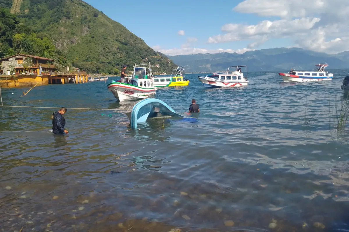 Lancha naufraga por el viento fuerte en el lago de Atitlán. / Foto: Ejército