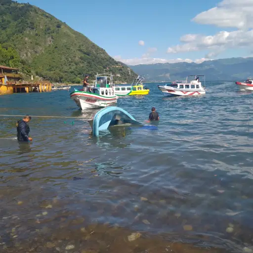 Lancha naufraga por el viento fuerte en el lago de Atitlán. / Foto: Ejército