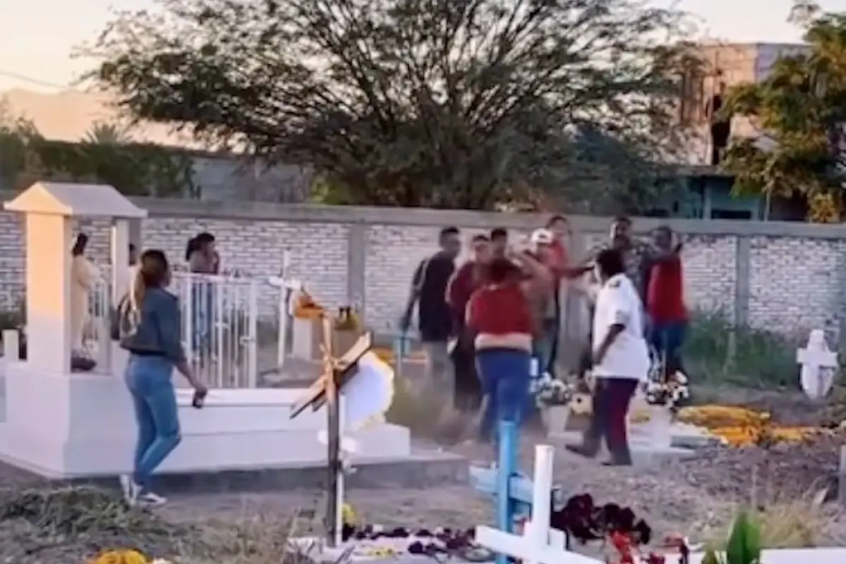 Graban a familia peleando por una herencia en un cementerio, 