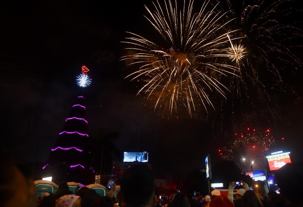 Se inician festividades navideñas con el encendido del Árbol Gallo | 