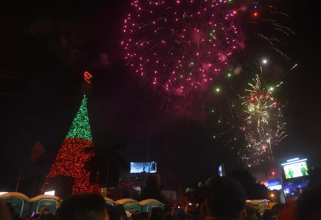 Se inician festividades navideñas con el encendido del Árbol Gallo--6 | 