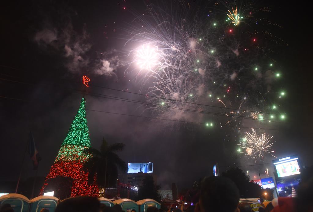 Se inician festividades navideñas con el encendido del Árbol Gallo-1 | 