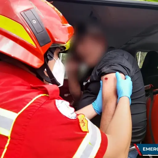 Atienden a un pasajero herido de bala del autobús. / Foto: CBM