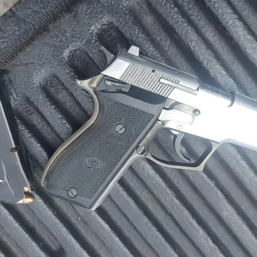 Jai,ro Samuel Morales, supuesto robamotos, usaba esta pistola. / Foto: PNC