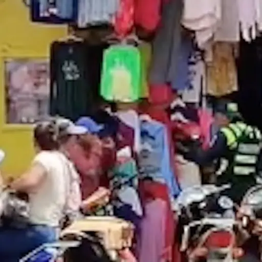 Agente de la PMT se agarra a golpes con un hombre ,