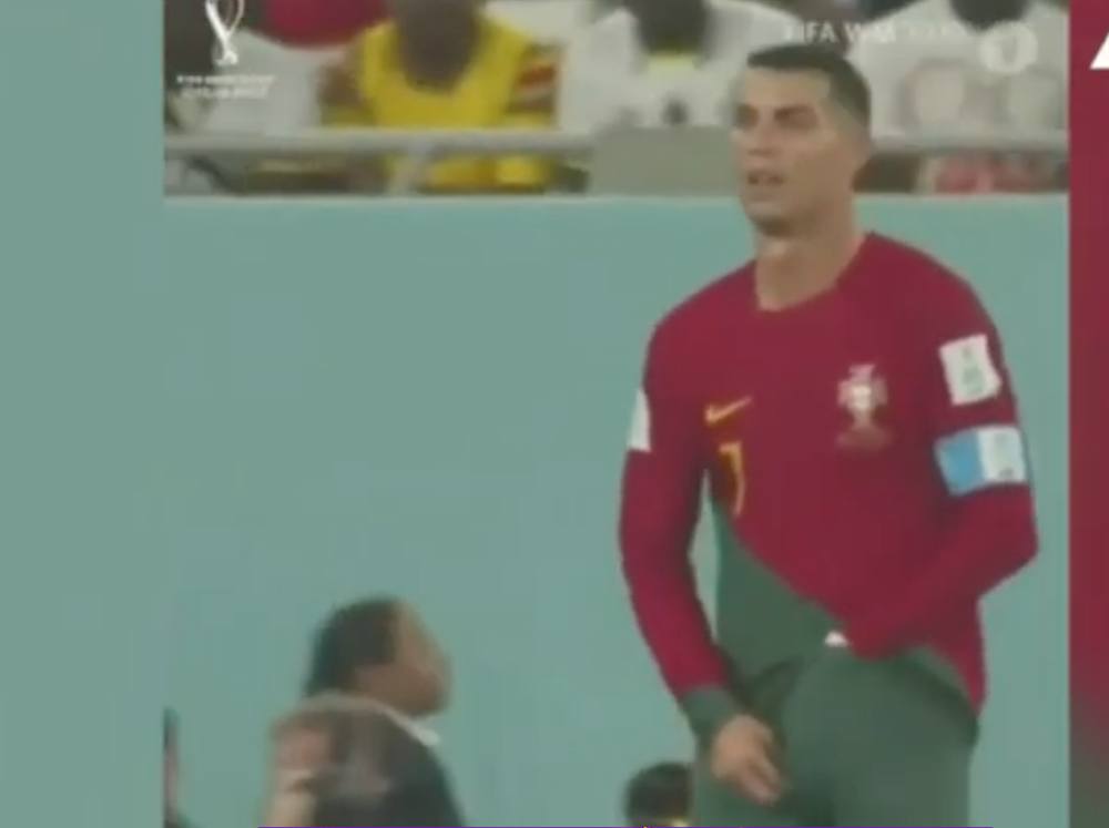 cristiano-ronaldo-saca-algo-pantaloneta-mundial-catar-2022-emisoras-unidas-3 | 