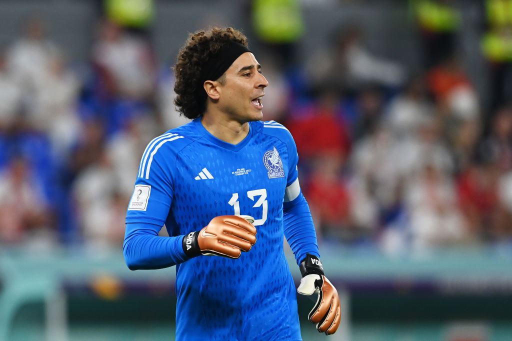 Memo Ochoa le ataja un penal a Lewandowski | 