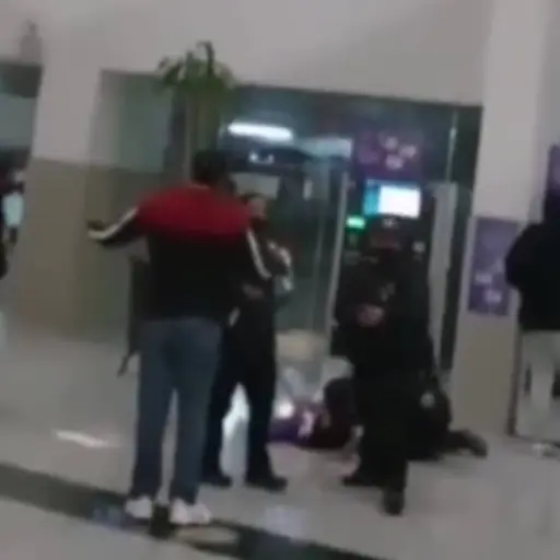 mujer cae de 15 metros de altura en una plaza comercial ,