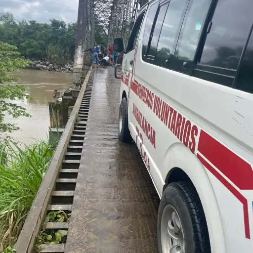 Motocicleta a punto de caer al río Motagua con tres tripulantes. / Foto: Cruz Roja Guatemalteca