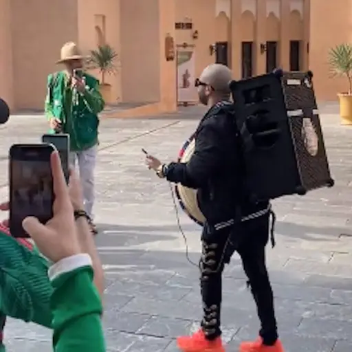 Mexicano saca bocina y pone sonido de fierro viejo que venda en Catar ,