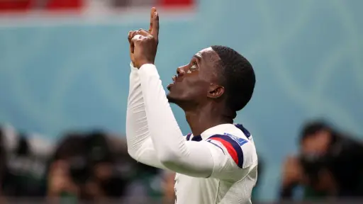 Timothy Weah concretó el sueño pendiente de su padre