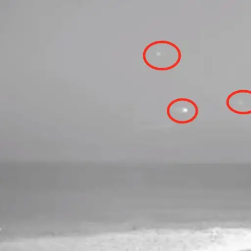 sorprenden esferas de luz sobre la playa ,