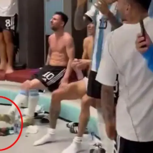 ¿De quien era la camiseta de la Seleccion de Mexico que Messi dejo en el suelo? ,