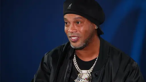 Ronaldinho lanza su primer disco llamado Camisa 10