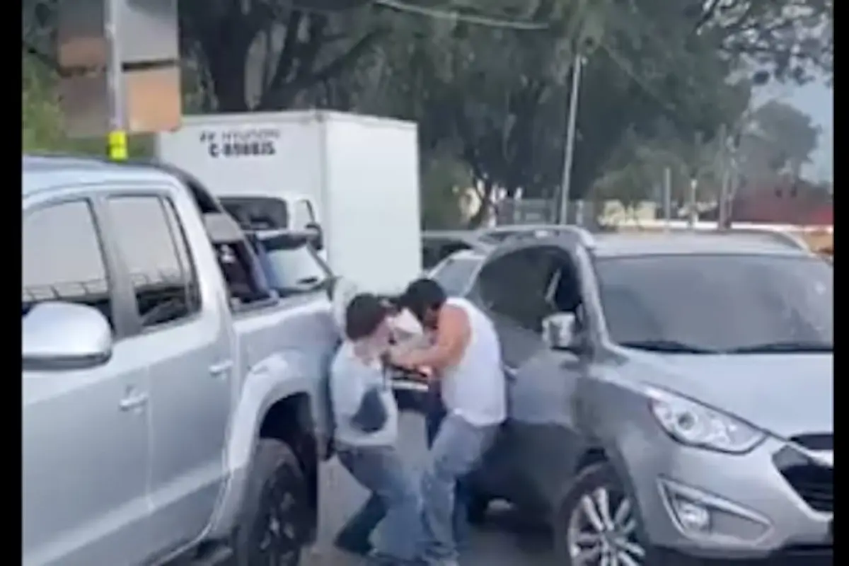 Cuidadores de carros se van a los golpes en la Antigua Guatemala, 