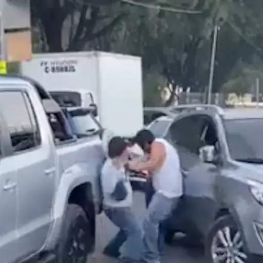 Cuidadores de carros se van a los golpes en la Antigua Guatemala ,