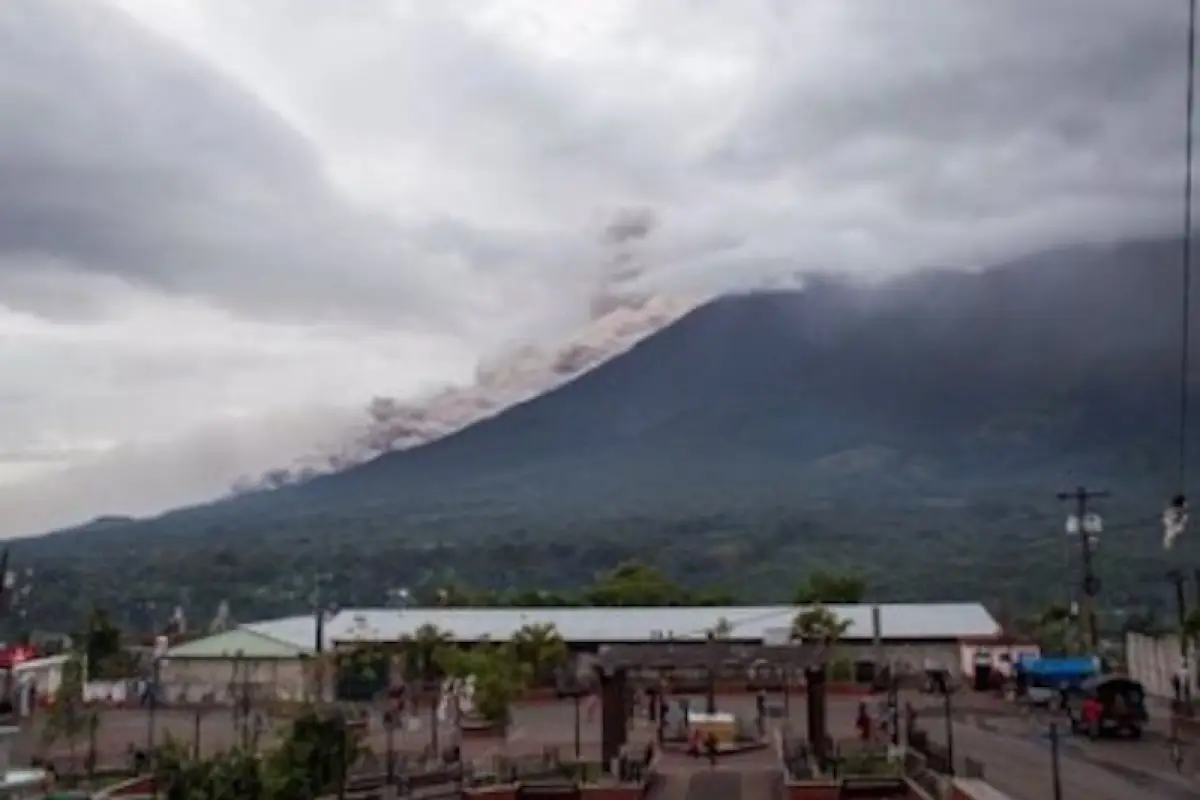 Disminuye actividad eruptiva del volcán de Fuego, 