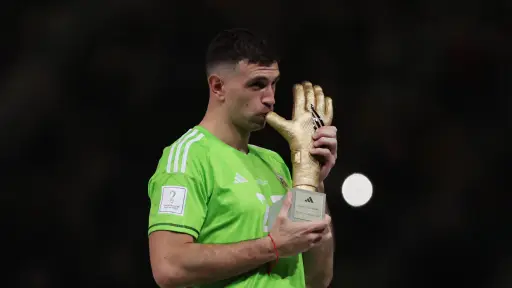 Emiliano Martínez sufre una pequeña fractura a pocos días del Mundial