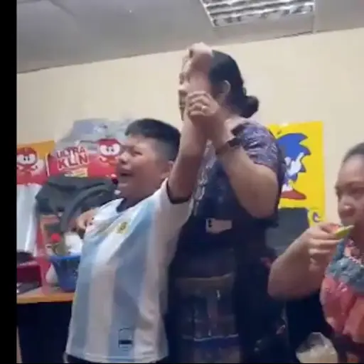 Nino guatemalteco llora de la emoción por ver a Messi campeón ,