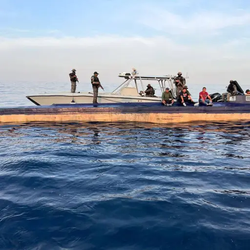 Semisumergible interceptado en el Pacífico con tres narcotraficantes. / Foto: Ejército