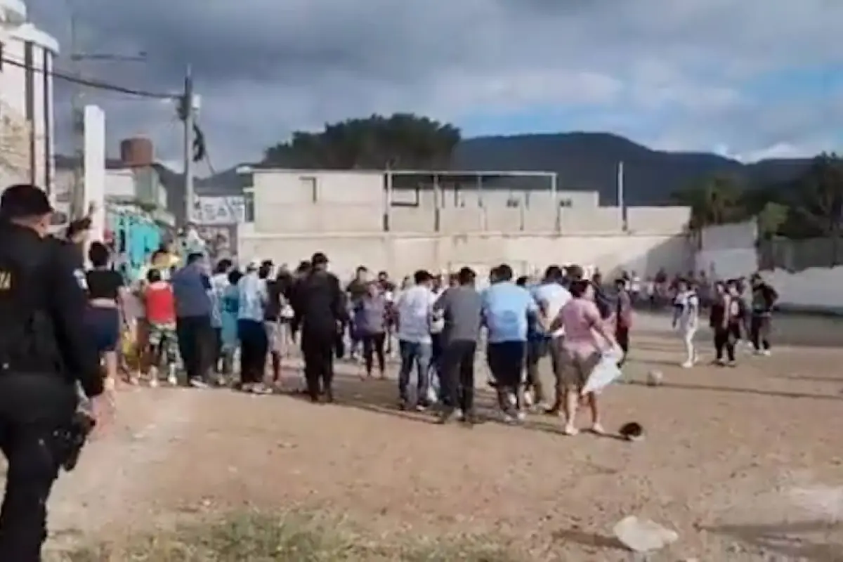 Aficionados se enfrentan a golpes tras partido de futbol en Boca del Monte, 