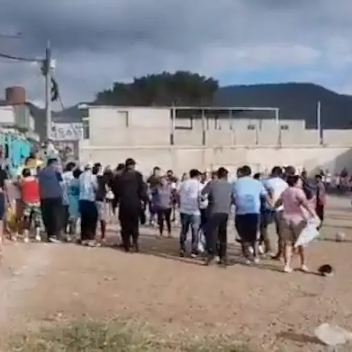 Aficionados se enfrentan a golpes tras partido de futbol en Boca del Monte ,