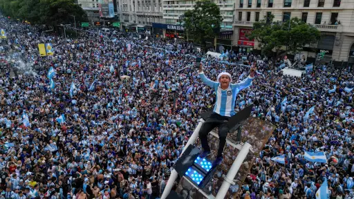 Lágrimas, disfraces y pasión: las mejores postales de aficionados en los Mundiales