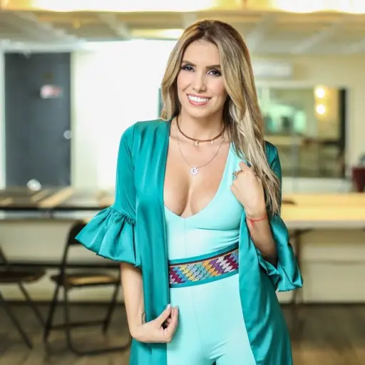 Andrea Escalona posa en topless ,