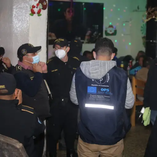 Operativos en bares de Mixco. / Foto: PNC