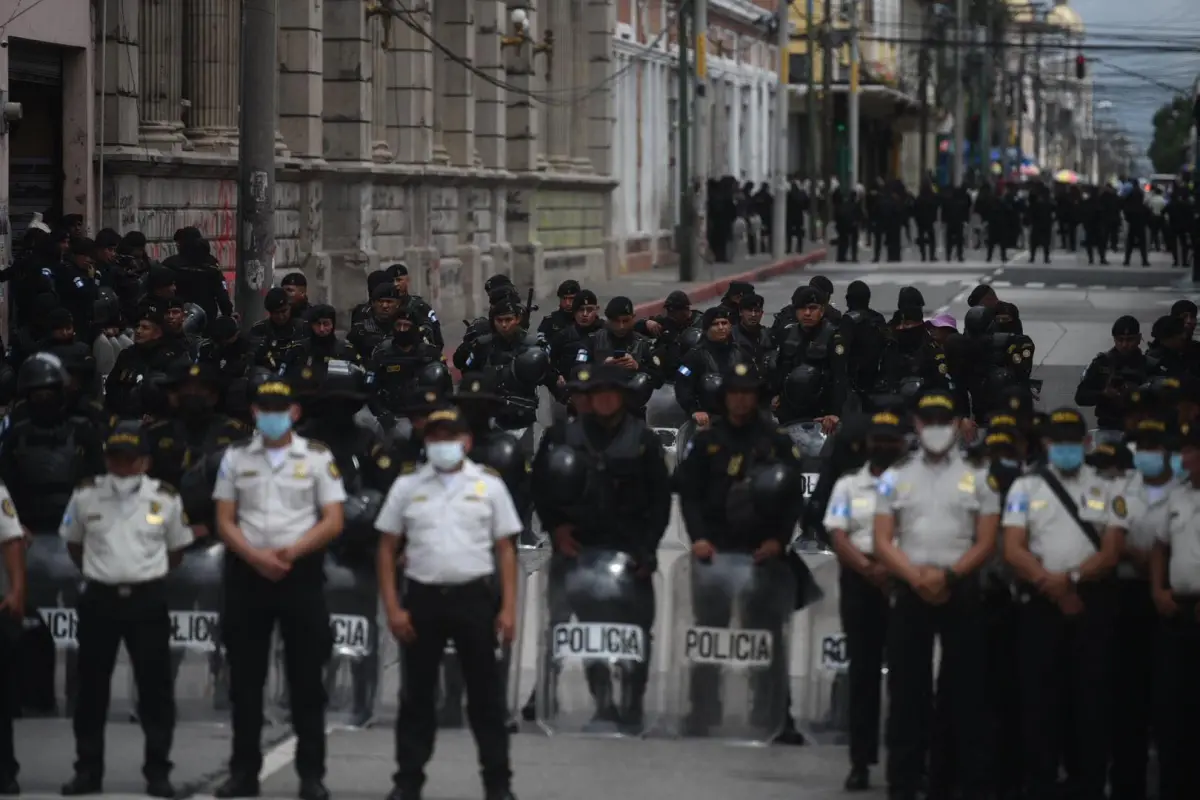 dispositivo-agentes-pnc-en-el-congreso-de-la-republica-por-manifestacion-de-codeca-21-septiembre-2022-foto-edwin-bercian-publinews-4.jpg, 