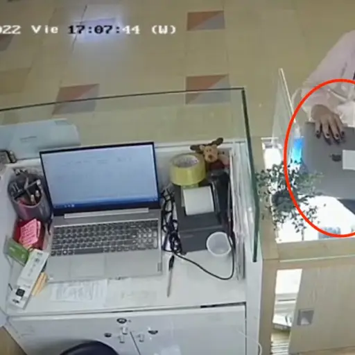 Graban a mujeres robando una laptop en puesto de centro comercial ,