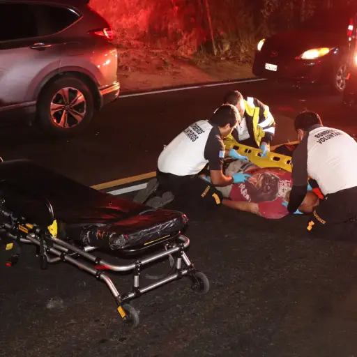 Bomberos Voluntarios auxiliaon a dos hombres en la zona 5 luego de un accidente en motocicleta. / Foto: CVB