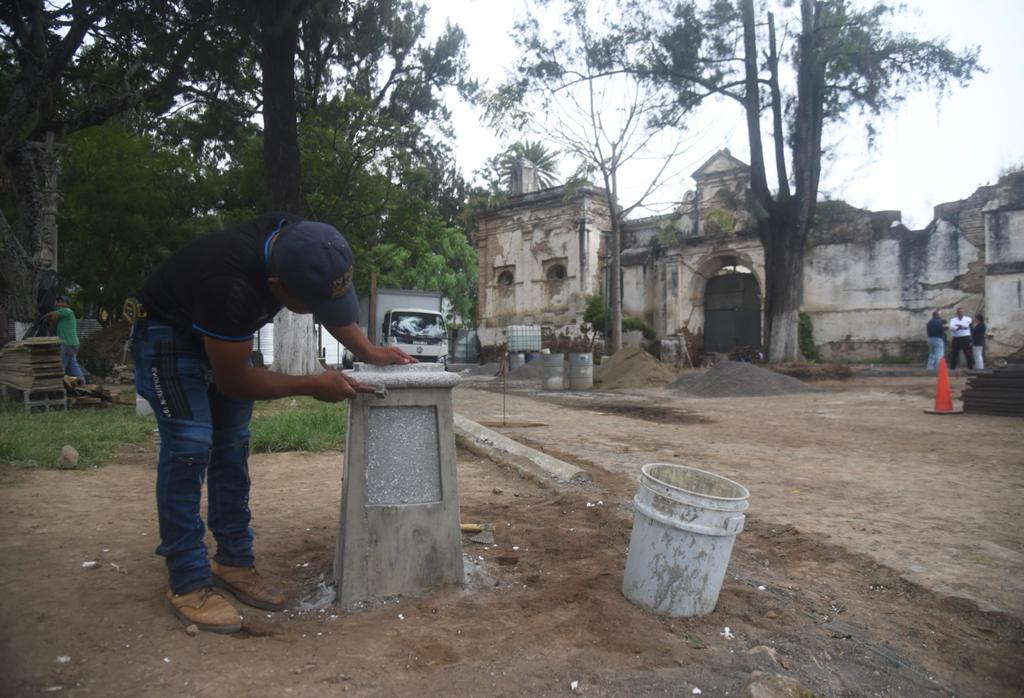 primera piedra en el Parque San Sebastián alcalde de antigua Guatemala Victor Hugo del Pozo esposa del alcalde de antigua masiel del pozo - 1 | 