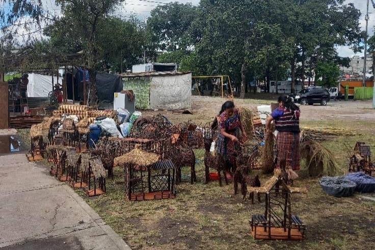 primera piedra en el Parque San Sebastián alcalde de antigua Guatemala Victor Hugo del Pozo esposa del alcalde de antigua masiel del pozo - | 