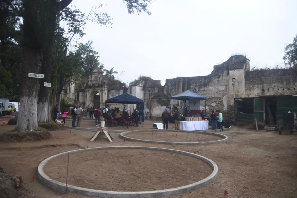 primera piedra en el Parque San Sebastián alcalde de antigua Guatemala Victor Hugo del Pozo esposa del alcalde de antigua masiel del pozo - 11 | 