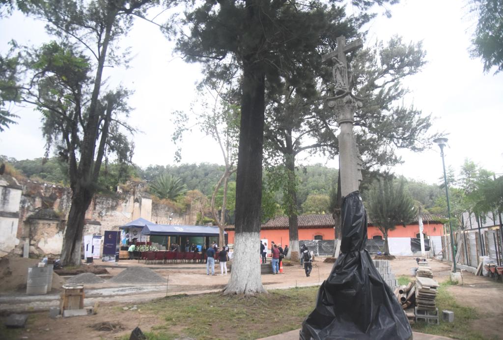 primera piedra en el Parque San Sebastián alcalde de antigua Guatemala Victor Hugo del Pozo esposa del alcalde de antigua masiel del pozo - 6 | 