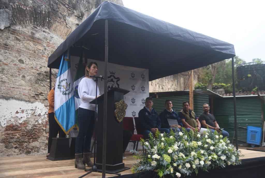 primera piedra en el Parque San Sebastián alcalde de antigua Guatemala Victor Hugo del Pozo esposa del alcalde de antigua masiel del pozo - 5 | 