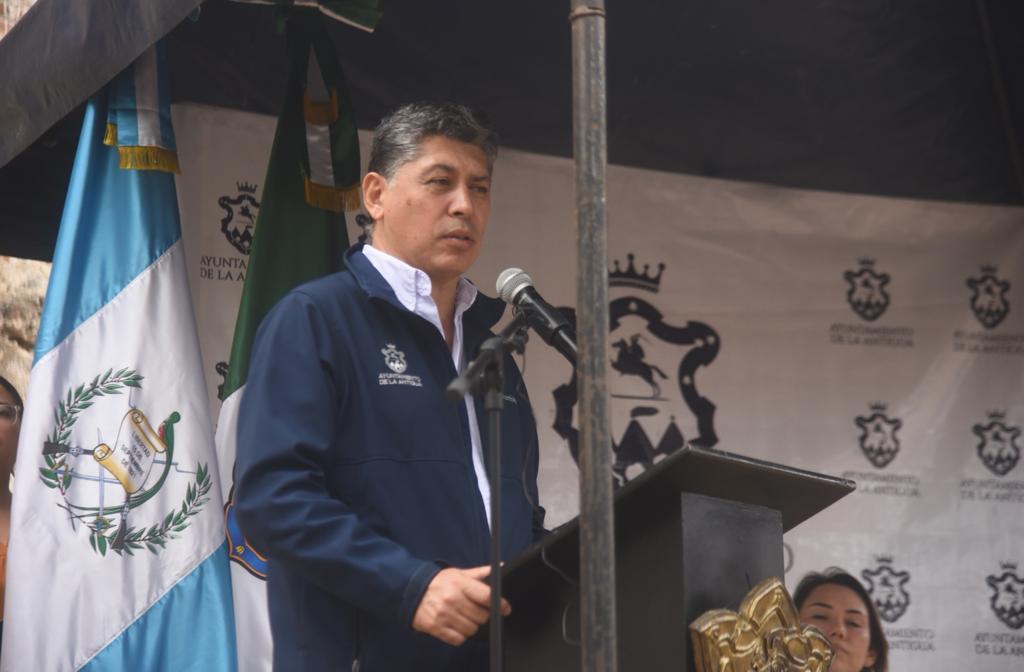 primera piedra en el Parque San Sebastián alcalde de antigua Guatemala Victor Hugo del Pozo esposa del alcalde de antigua masiel del pozo - 4 | 