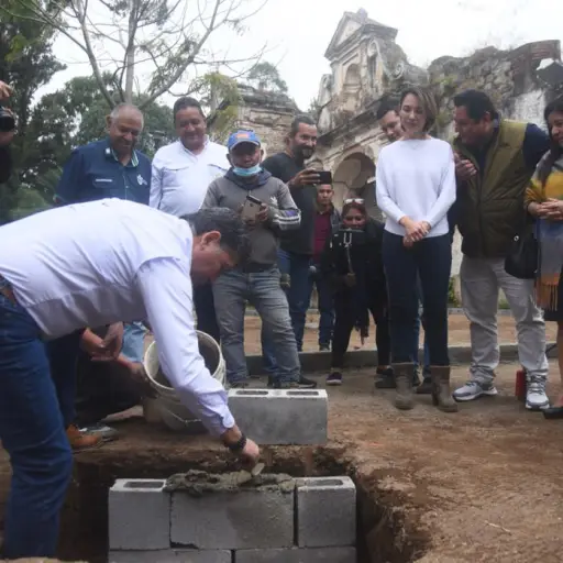 El alcalde de Antigua Guatemala, Víctor Hugo del Pozo, coloca la primera piedra donde se contruirá el parque inclusivo infantil San Sebastián. / Foto: Omar Solís