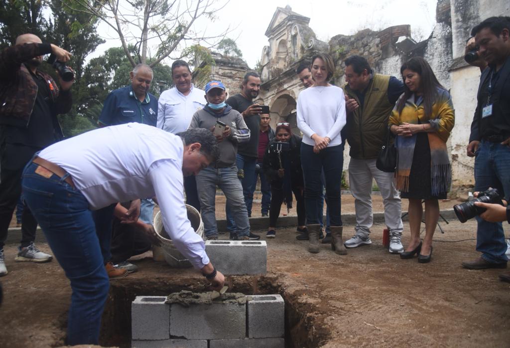 primera piedra en el Parque San Sebastián alcalde de antigua Guatemala Victor Hugo del Pozo esposa del alcalde de antigua masiel del pozo - 3 | 