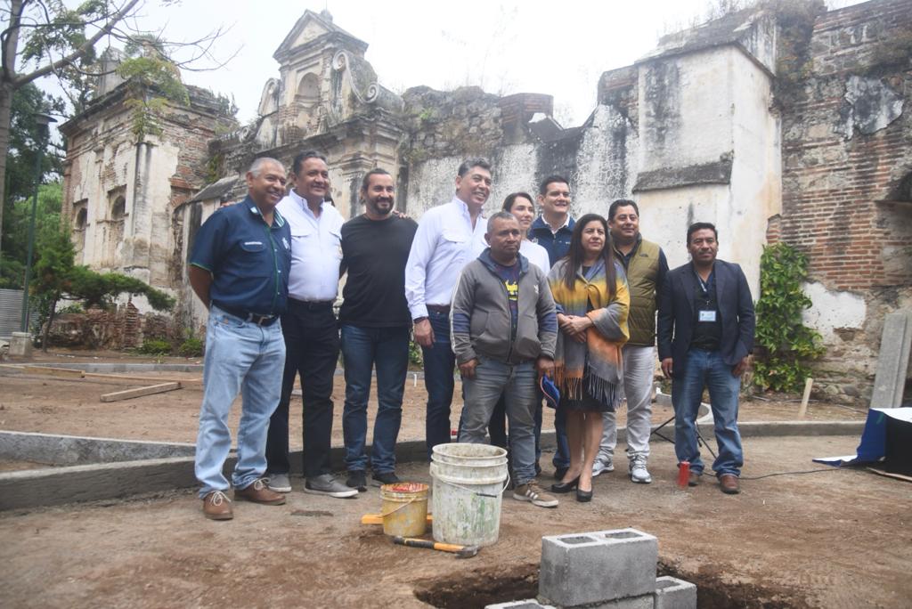 primera piedra en el Parque San Sebastián alcalde de antigua Guatemala Victor Hugo del Pozo esposa del alcalde de antigua masiel del pozo - 2 | 