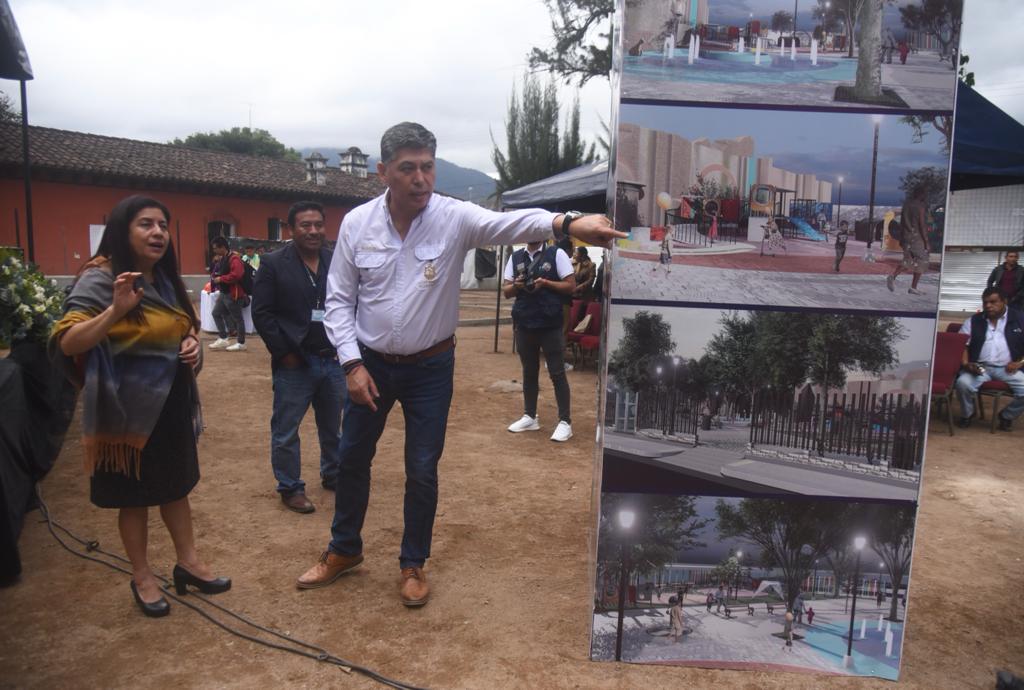 primera piedra en el Parque San Sebastián alcalde de antigua Guatemala Victor Hugo del Pozo esposa del alcalde de antigua masiel del pozo - 10 | 