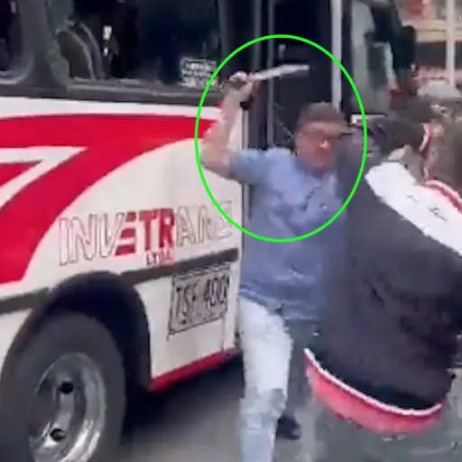 Piloto de bus saca machete y ataca a motociclista ,