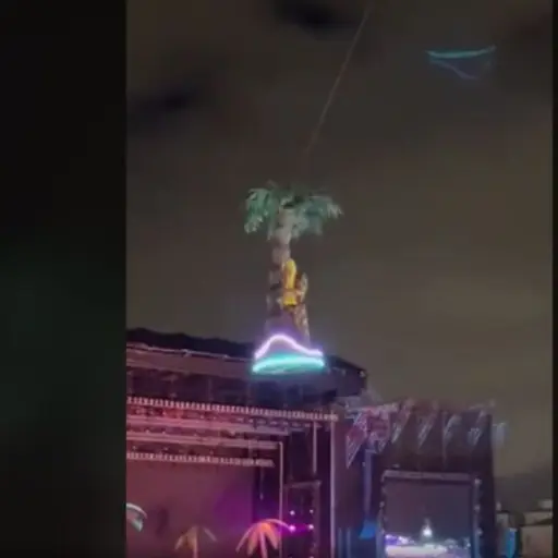 Bad Bunny concierto Guatemala 2022 vuela en el escenario ,