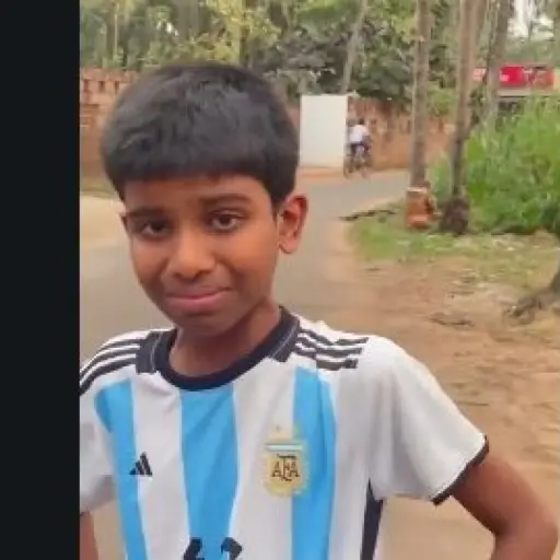 La historia del nino de India que sufrio bullying por apoyar a Argentina ,