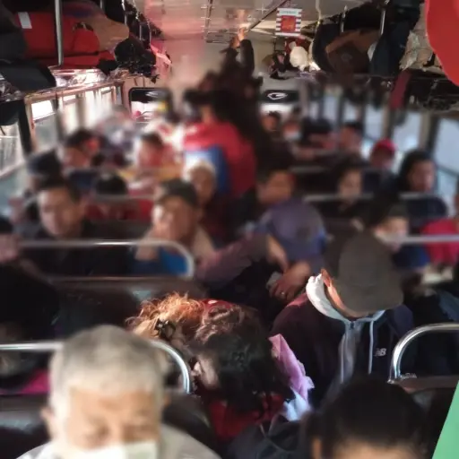 Chofer es multado por haber sobrepasado la cantidad de pasajeros. / Foto: Tránsito de la PNC