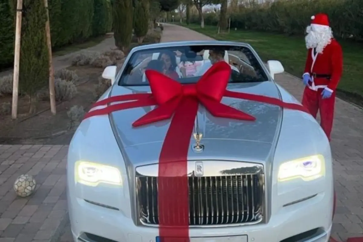 Cristiano Ronaldo recibe un Rolls Royce como regalo de Navidad, 