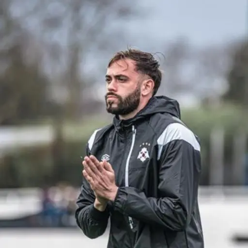 Comunicaciones ficha al defensor chileno Matías Fracchia ,