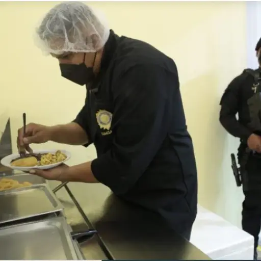 Preparación de alimentos en comedor policial. / Foto: Mingob